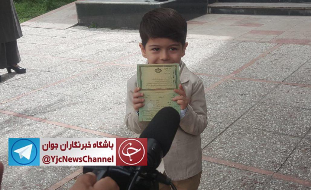 مراد بیک وارد می‌شود! / نامزدی با لباس محلی و کتانی اسپورت/ اجرای موسیقی زنده یک نامزد انتخابات در وزارت کشور