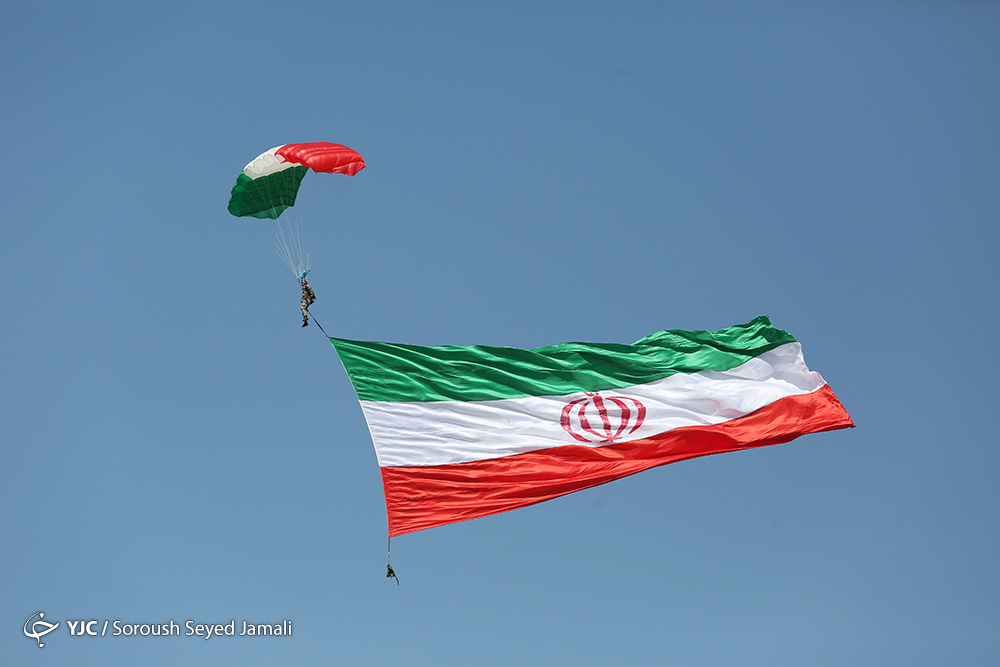 نمایش تجهیزاتی دفاعی؛ از رژه سامانه S300 تا غرش جنگنده‌های نهاجا/ روحانی: نیروهای مسلح در خط مقدم حفظ منافع ملی هستند