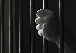 برق گرفتگی و سوختگی شدید، عاقبت بالا رفتن از دکل برق + فیلم