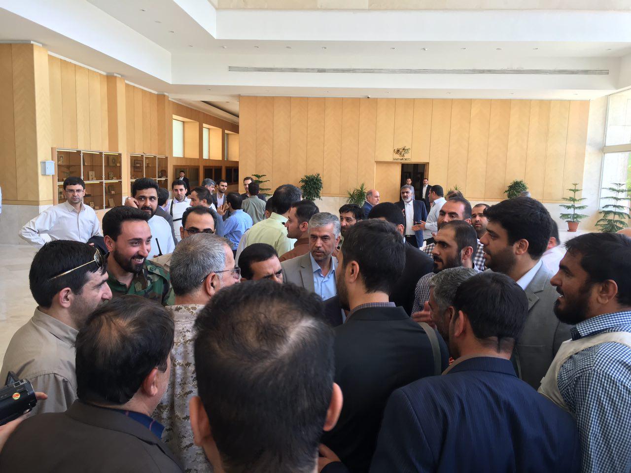 تیراندازی افراد ناشناس در راهروهای مجلس و حرم امام راحل/ دو نفر در جریان تیراندازی مجلس شهید شدند/یک ضارب در حرم خود را منفجر کرد/ در صورت مشاهده افراد مشکوک با 113 تماس بگیرید + فیلم