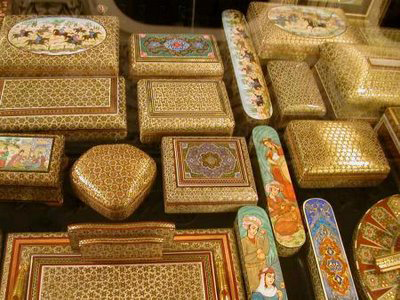 از شستشوی پارچه قلمکار در زاینده رود تا صدای چکش مس گرها در میدان نقش جهان