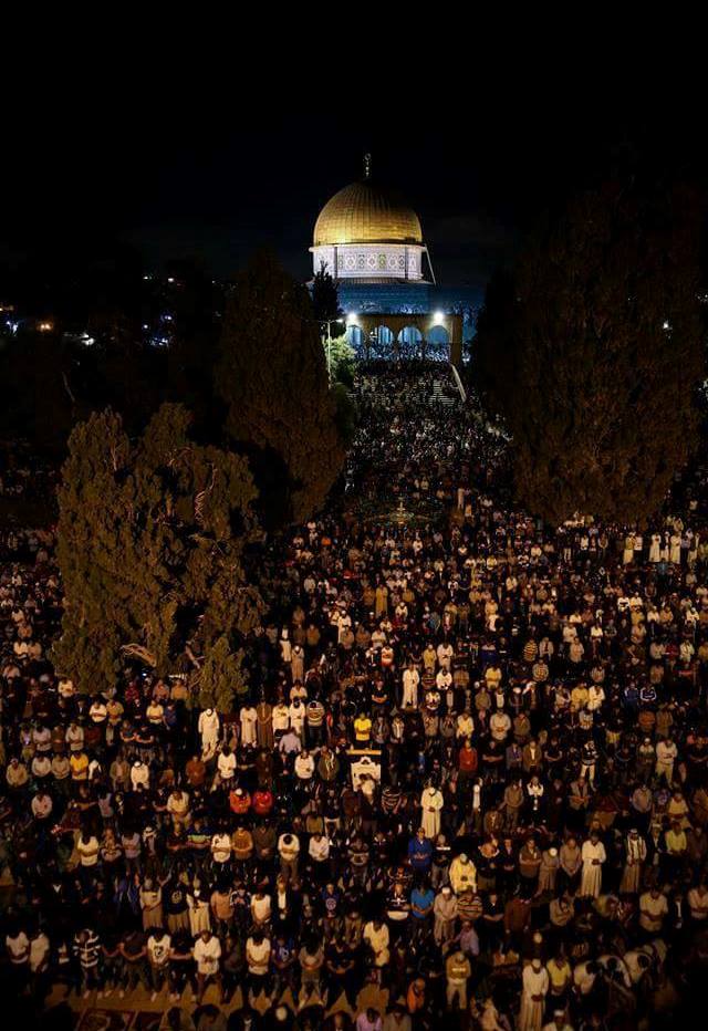 300 هزار فلسطینی شب قدر را در مسجدالاقصی احیا داشتند/ غاصبان صهیونیستی قدس، سنگرهایی آهنی را در اطراف مسجد مستقر کردند