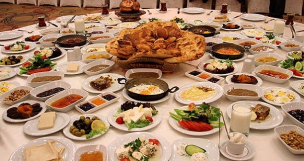 نمایی زیبا و متفاوت از مراسم افطاری روزه‌داران+عکس