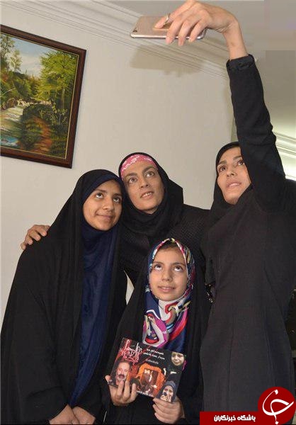 عکس یادگاری شهربانو و الهه منصوریان بادختران شهید مدافع حرم
