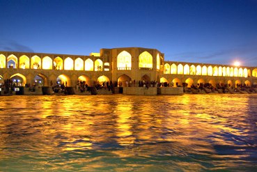 صحنه ای عجیب در بستر خشک زاینده‌رود