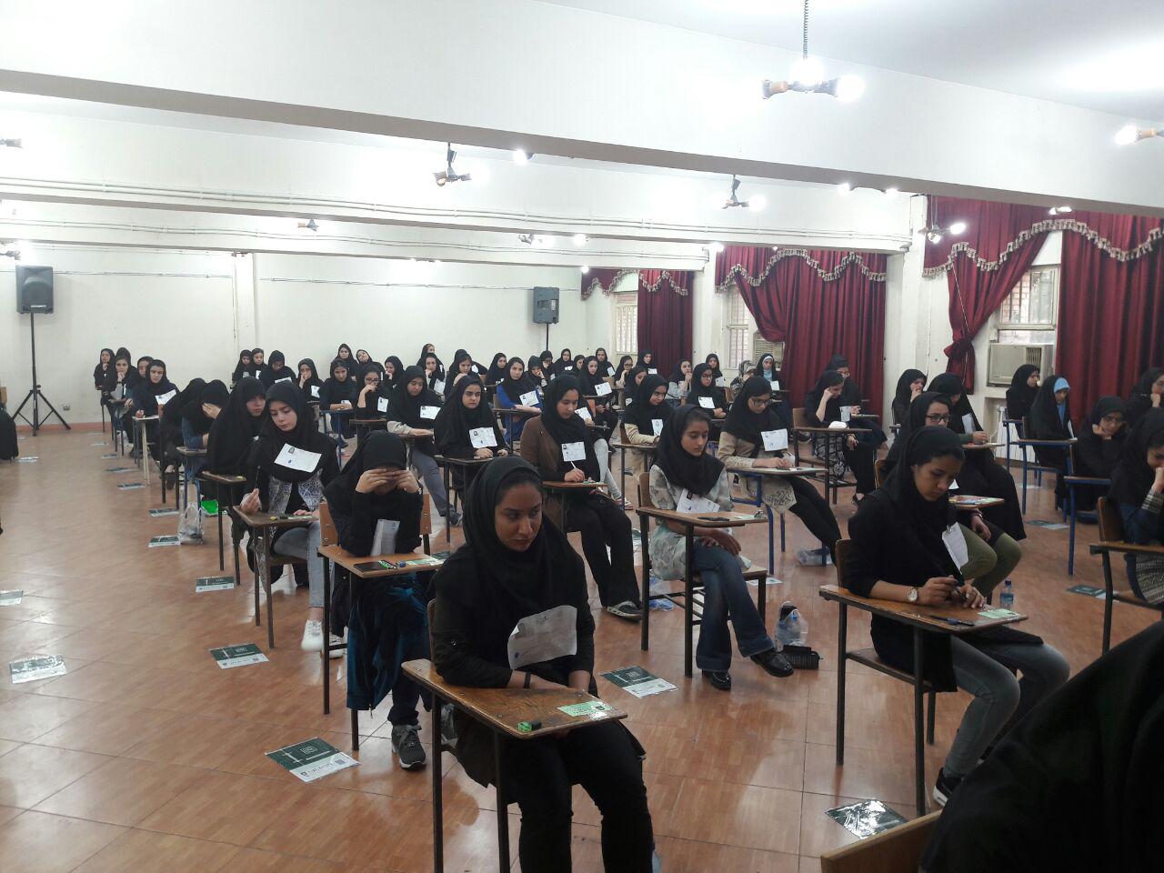 نوستالژی کنکور همچنان حکمرانی می کند/ ورود به تحصیلات دانشگاهی اندر خم یک تستامروز چهل و نهمین کنکور در کشور با رقابت داوطلبان رشته علوم انسانی و راضی کلید خورد و علی رغم صحبت های بسیار برای حذف کنکور همچنان این ماراتن با وجود انتقادات بسیار بر آن در حوزه آموزش کشور حکمرانی می کند.