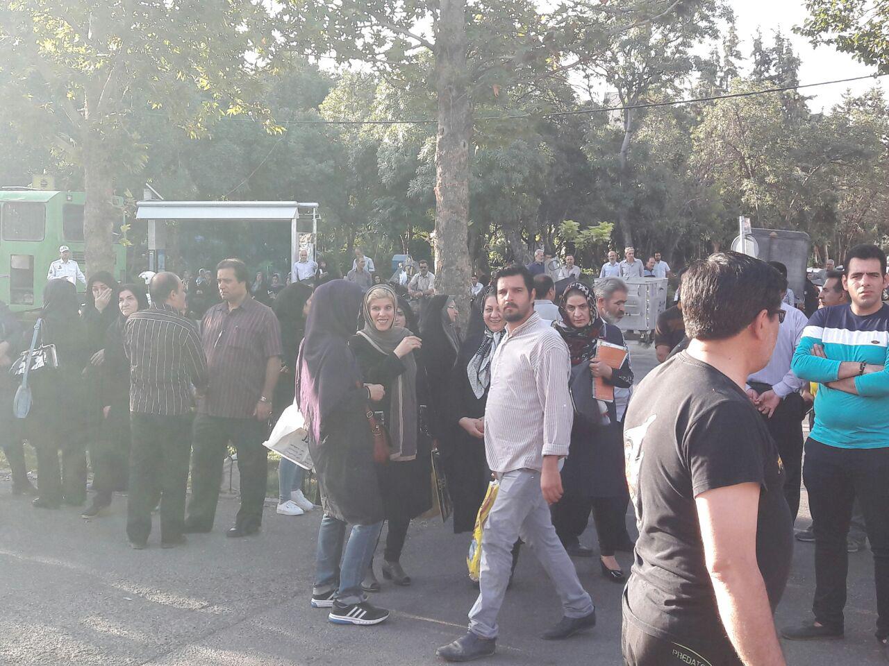 نوستالژی کنکور همچنان حکمرانی می کند/ ورود به تحصیلات دانشگاهی اندر خم یک تستامروز چهل و نهمین کنکور در کشور با رقابت داوطلبان رشته علوم انسانی و راضی کلید خورد و علی رغم صحبت های بسیار برای حذف کنکور همچنان این ماراتن با وجود انتقادات بسیار بر آن در حوزه آموزش کشور حکمرانی می کند.