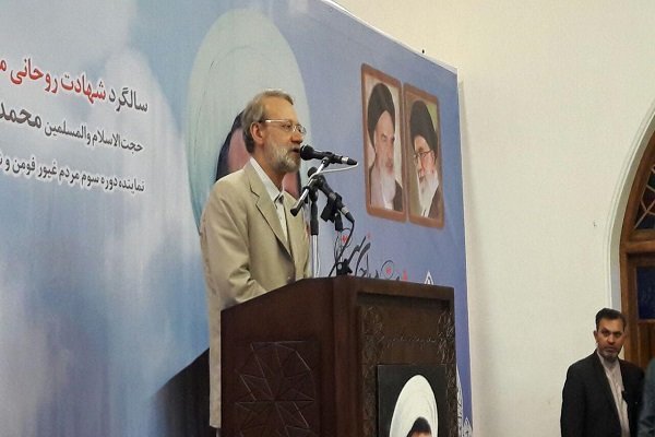 ملت ایران با روحیه انقلابی گری در برابر دشمنان ایستاده اند
