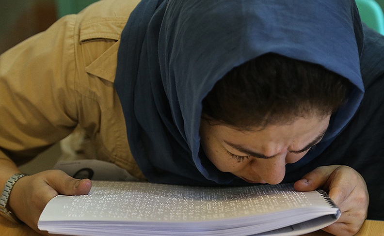 حضور داوطلبان کم‌توان جسمی در کنکور سراسری ۹۶+تصاویر