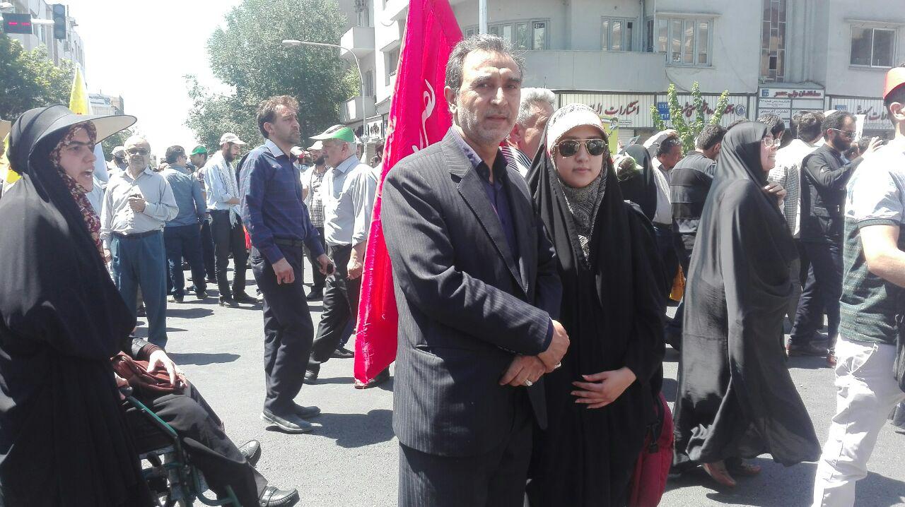 دهقان به همراه دخترش در راهپیمایی + عکس