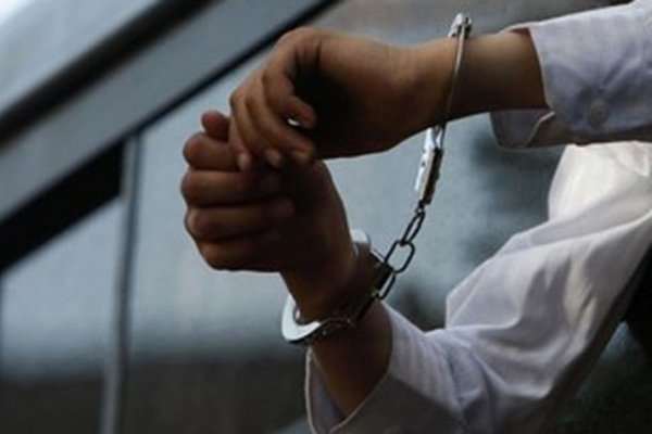 دستگیری سارق اخاذ در زیر خودروی پارک شده