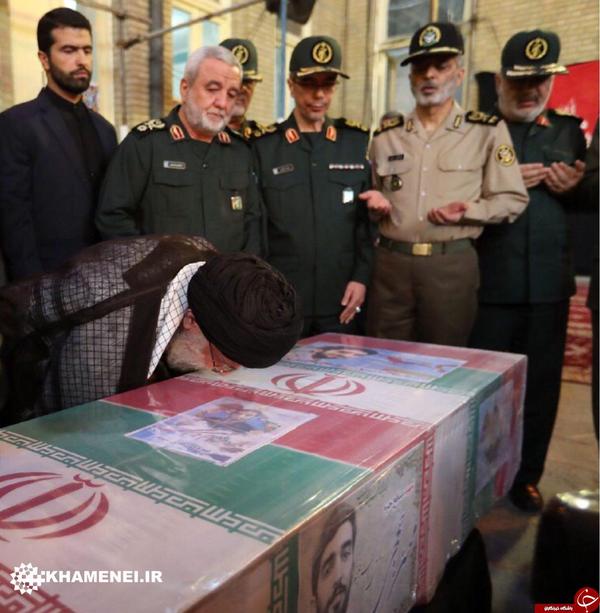 بوسه رهبر انقلاب بر تابوت شهید محسن حججی + عکس