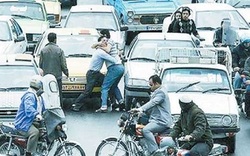 تصادف عمدی یک خودرو با عابر پیاده + فیلم