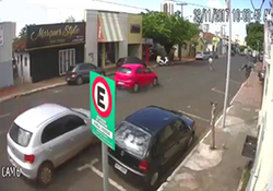 لحظه سقوط یک اتوبوس در مسیر سیلاب + فیلم