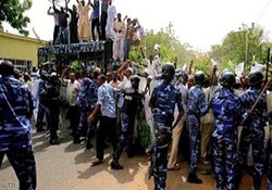 کتک کاری نمایندگان مجلس سودان با صندلی! + فیلم