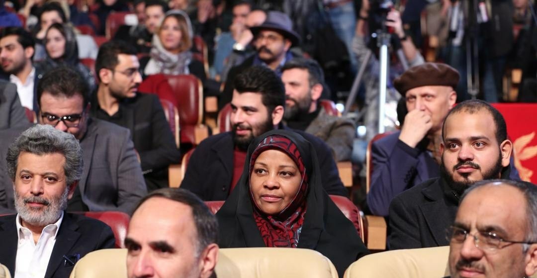 آغاز مراسم اختتامیه سی و هفتمین جشنواره فیلم فجر/سینمای ایران به احترام «۲۳ نفر» تمام قد ایستاد