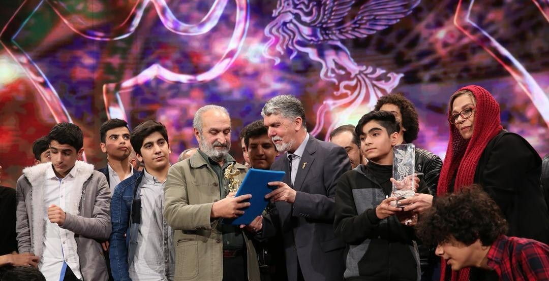 آغاز مراسم اختتامیه سی و هفتمین جشنواره فیلم فجر/سینمای ایران به احترام «۲۳ نفر» تمام قد ایستاد