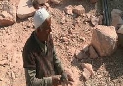 افتادن وحشتناک مرد نابینا به داخل دریچه فاضلاب + فیلم