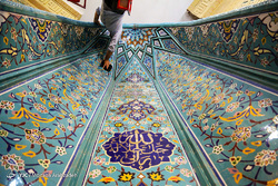غبار روبی مزار شهدا توسط کودکان آجرپزی