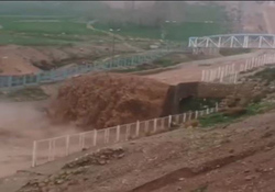 لحظه رسیدن سیلاب سهمگین به شهرستان کوهرنگ + فیلم