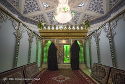 غبار روبی مزار شهدا توسط کودکان آجرپزی