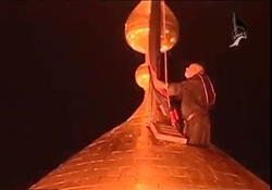 مراسم تعویض پرچم حرم امام رضا (ع) همزمان با آغاز ماه محرم + فیلم
