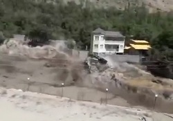 گرفتار شدن خودروهای دیفرانسیل جلو در جاده برفی + فیلم