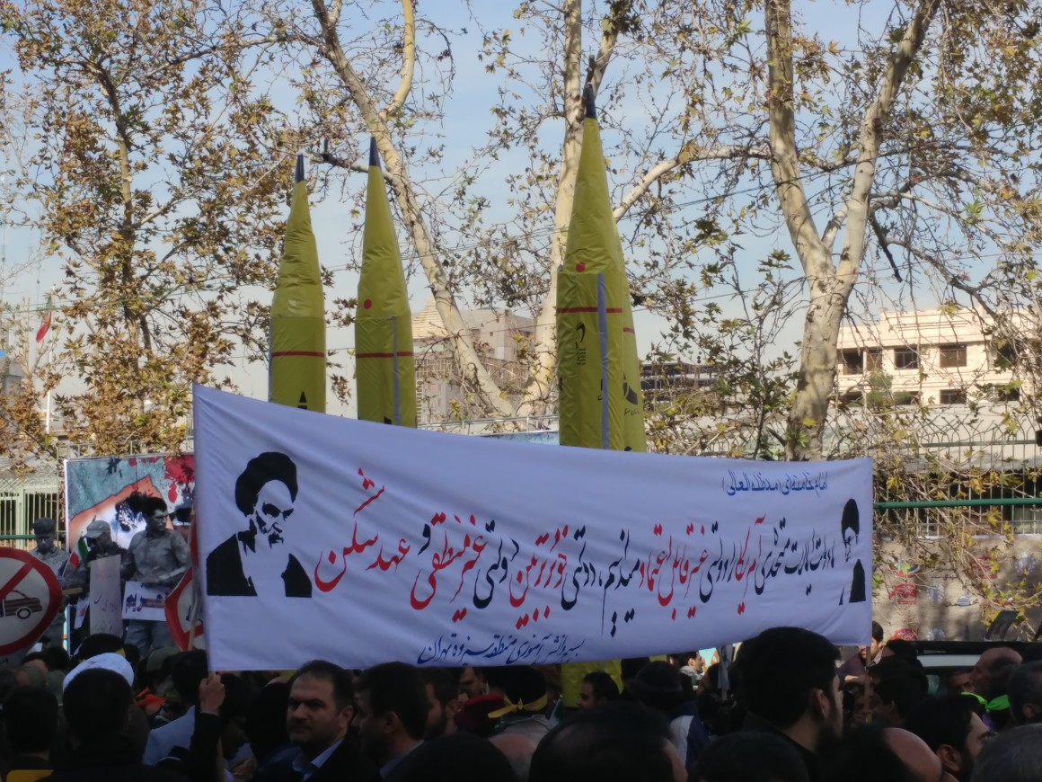 دلارهای آمریکا زیر پای راهپیمایان