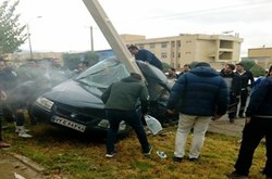 نجات راننده از داخل خودروی در حال سوختن +فیلم