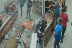 اقدام خطرناک دوچرخه سوار در عبور از تقاطع راه آهن + فیلم