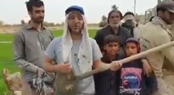 کمک‌ مردم زلزله زده سر پل ذهاب به مردم مناطق سیل زده گلستان + فیلم