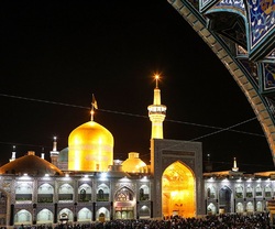 تعویض پرچم گنبد حرم امام رضا (ع) به مناسبت ایام سوگواری امیرالمومنین + فیلم