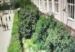 نجات به موقع یک دختربچه از کانال آب + فیلم