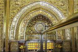 حرم امیرالمؤمنین حضرت علی (ع) به‌ مناسبت مبعث گلباران شد + فیلم