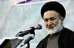 شعرخوانی حسن صنوبری در حضور رهبر انقلاب/ «آمریکا یعنی ما مهره باشیم او مهره‌گردان» + فیلم
