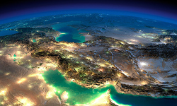 شعرخوانی حسن صنوبری در حضور رهبر انقلاب/ «آمریکا یعنی ما مهره باشیم او مهره‌گردان» + فیلم