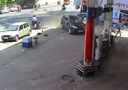 واژگون شدن خودرو در بزرگراه، عاقبت رانندگی جنون‌آمیز + فیلم