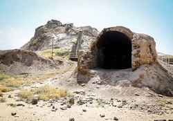 بیرون کشیدن یک جوان از داخل خودروی آتش گرفته + فیلم