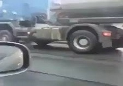 تصادف وحشتناک با خودروی سواری، عاقبت رانندگی موتورسوار با سرعت بالا + فیلم
