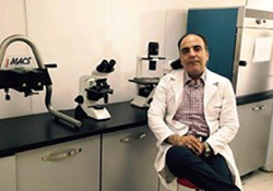 فراری دادن سگ توسط خروس بی اعصاب + فیلم