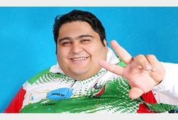 فیلمی از لحظه اهدای چفیه رهبر انقلاب به سیامند رحمان