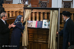 اهداء اسناد خاندان سامنی در مرکز اسناد کتابخانه مجلس