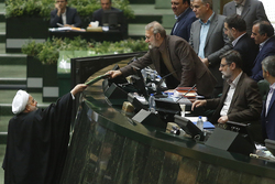 اهداء اسناد خاندان سامنی در مرکز اسناد کتابخانه مجلس