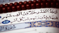 فیلمی از لحظه تعویض پرچم گنبد رضوی به مناسبت شهادت امام علی (ع)