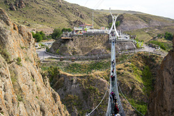 بلندترین پل معلق جهان با مهندسی شگفت انگیز + فیلم