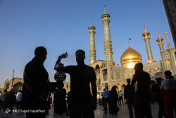 حرم مطهر امام رضا (ع) در شب میلاد