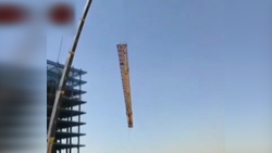 لحظه وحشتناک سقوط جرثقیل برجی + فیلم