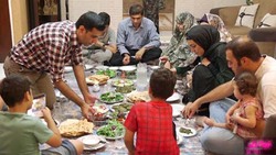 فرزندان خود را به خوردن میوه عادت دهید + فیلم