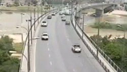 سقوط ناگهانی بار یک جرثقیل و نجات معجزه‌ آسای کارگران + فیلم