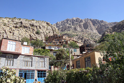 بازدید مسافران نوروزی از طاق بستان